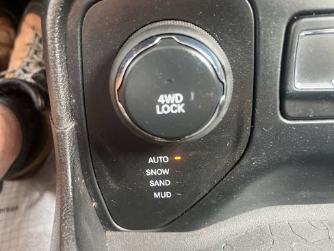 Used 2015 Jeep Renegade Latitude AWD/4WD image 27