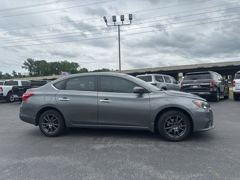 Used 2019 Nissan Sentra SV image 3
