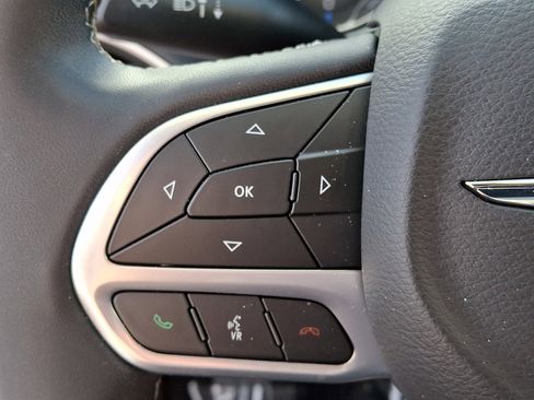 Used 2023 Chrysler Pacifica Touring-L FWD image 24
