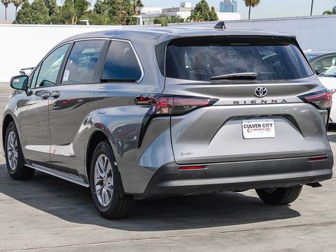 New 2026 Toyota Sienna LE FWD image 7