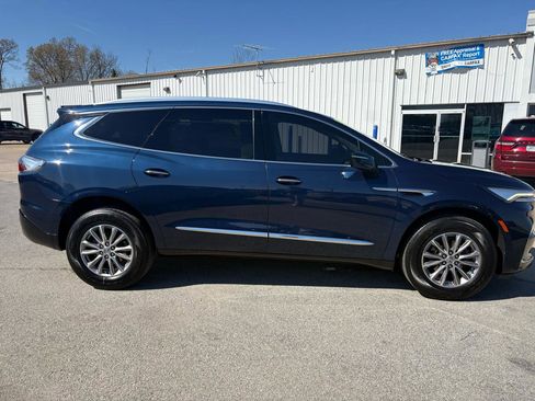 Used 2023 Buick Enclave Essence image 2