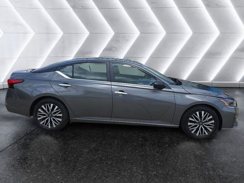 Used 2025 Nissan Altima 2.5 SV image 4