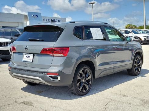 Used 2023 Volkswagen Taos SE w/ Panoramic Sunroof Package FWD image 5
