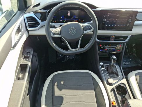 New 2026 Volkswagen Taos SE image 7