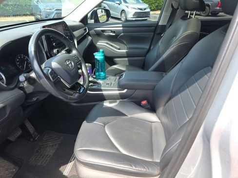 Used 2020 Toyota Highlander XLE AWD/4WD image 13