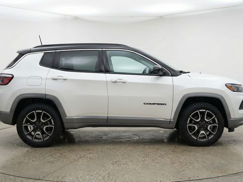 Used 2025 Jeep Compass Trailhawk AWD/4WD image 8
