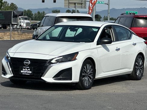 Used 2025 Nissan Altima 2.5 SV FWD image 9