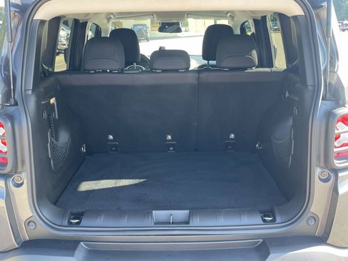 Used 2018 Jeep Renegade Latitude FWD image 6