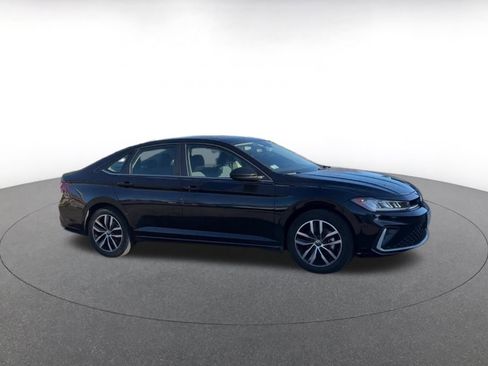 Used 2025 Volkswagen Jetta SE image 2