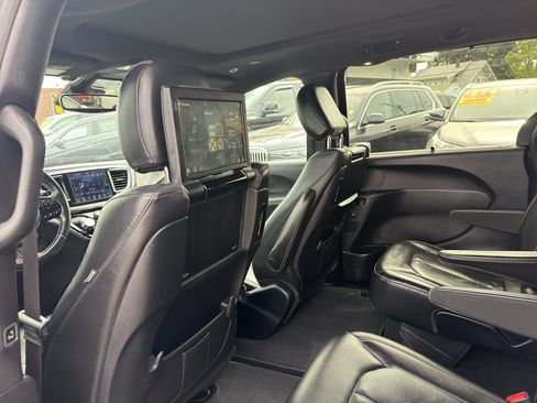 Used 2019 Chrysler Pacifica Touring-L Plus FWD image 16