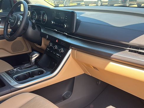 Used 2024 Kia Carnival LX image 23