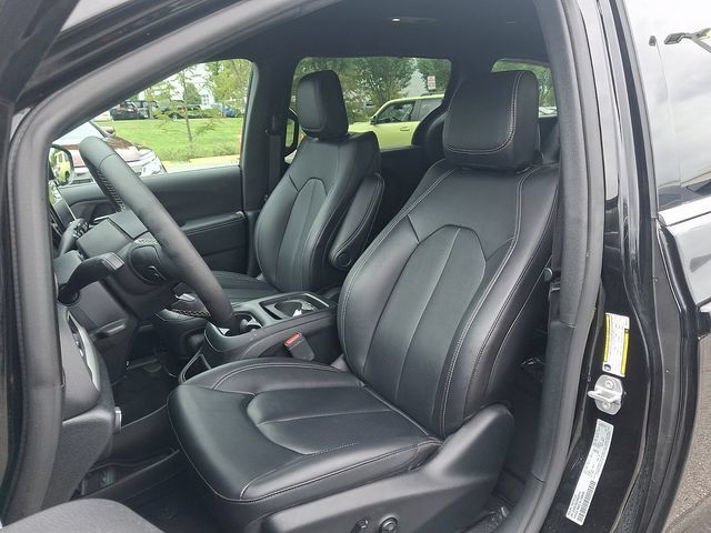 Used 2025 Chrysler Pacifica Select FWD image 13