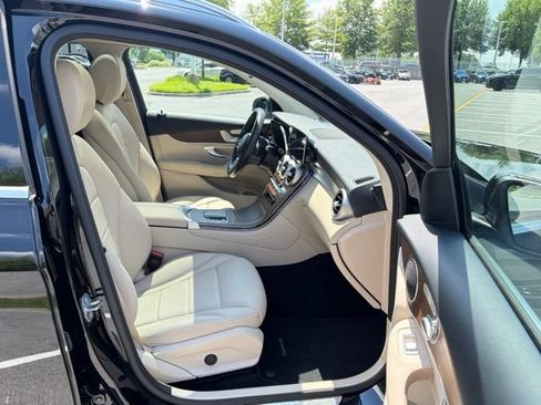 Used 2021 Mercedes-Benz GLC 300 4MATIC image 27