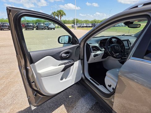 Used 2020 Jeep Cherokee Limited w/ Technology Group FWD image 13