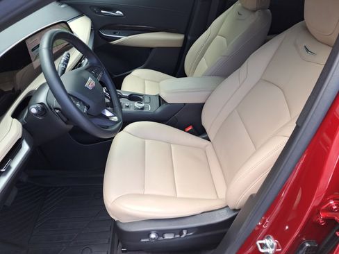 Certified 2025 Cadillac XT4 Premium Luxury w/ Cold Weather Package FWD image 9