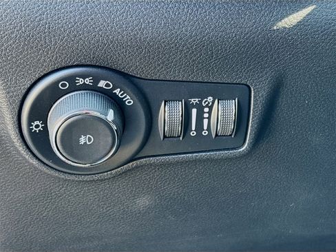 Used 2024 Jeep Compass Limited image 10