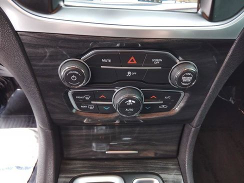 Used 2018 Chrysler 300 Touring w/ Driver Convenience Group image 22