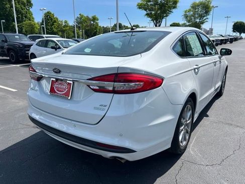 Used 2017 Ford Fusion SE w/ Fusion SE Technology Package FWD image 4