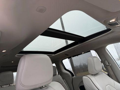 Used 2020 Chrysler Pacifica Limited image 29