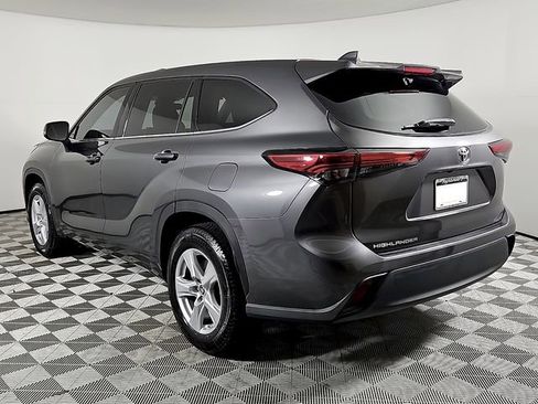 Used 2021 Toyota Highlander L FWD image 6