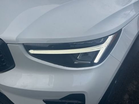 Certified 2025 Volvo XC40 B5 Plus AWD/4WD image 8