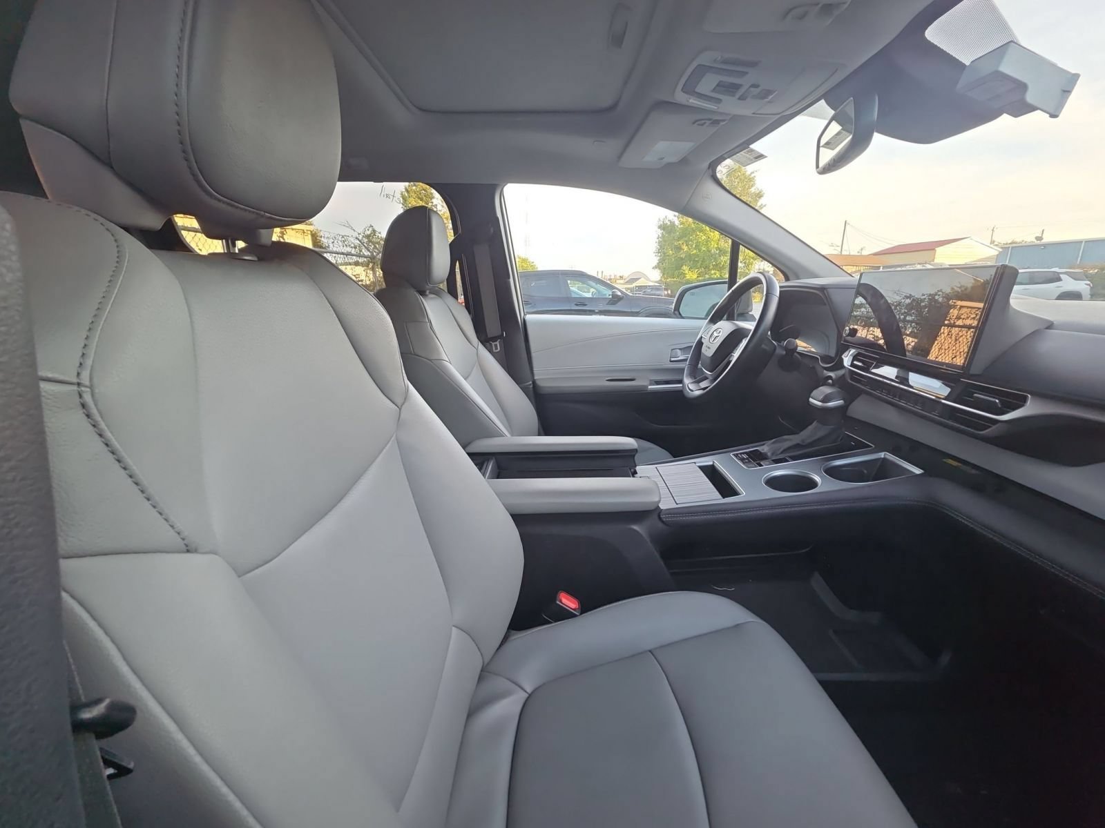 Used 2025 Toyota Sienna XLE FWD image 12