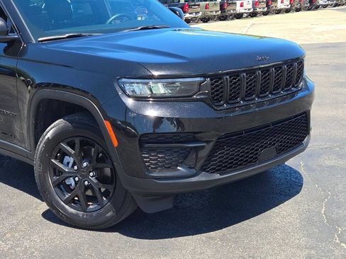 Certified 2024 Jeep Grand Cherokee Altitude RWD image 2