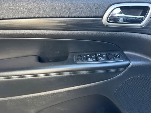 Used 2020 Jeep Grand Cherokee Altitude AWD/4WD image 11