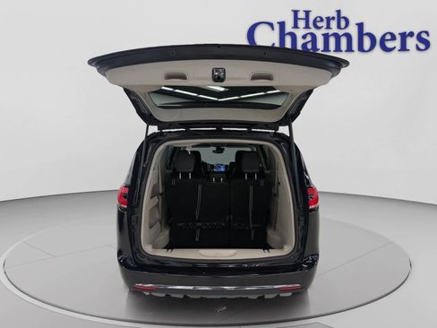 Used 2024 Chrysler Pacifica Touring-L FWD image 4