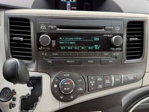 Used 2014 Toyota Sienna LE image 31