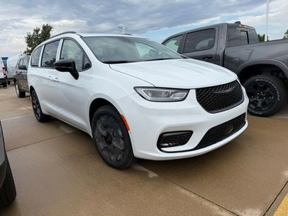 New 2026 Chrysler Pacifica Limited w/ S Appearance Package