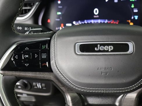 Used 2023 Jeep Grand Cherokee Overland w/ Luxury Tech Group IV AWD/4WD image 8