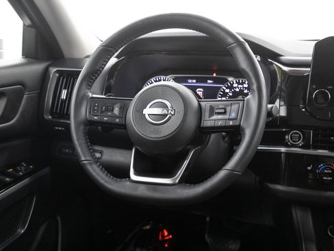 Used 2024 Nissan Pathfinder SL AWD/4WD image 18