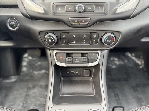 Used 2024 GMC Terrain SLE image 28