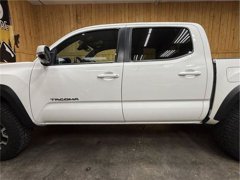 Used 2022 Toyota Tacoma TRD Off-Road w/ Technology Package AWD/4WD image 12