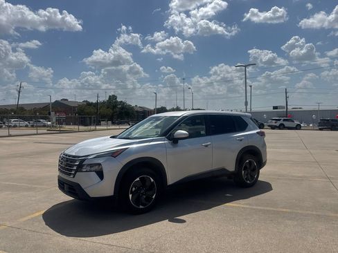 Certified 2025 Nissan Rogue SV FWD image 11