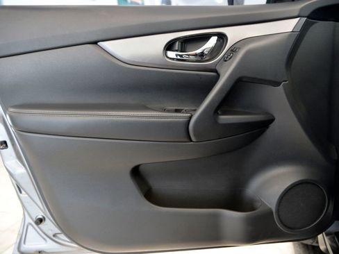 Used 2016 Nissan Rogue SV image 14