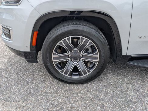 Used 2024 Jeep Wagoneer L Series II w/ Flexible Seating Group image 9