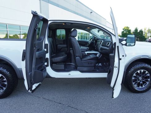 Used 2019 Nissan Titan PRO-4X w/ Pro-4x Convenience Package AWD/4WD image 15