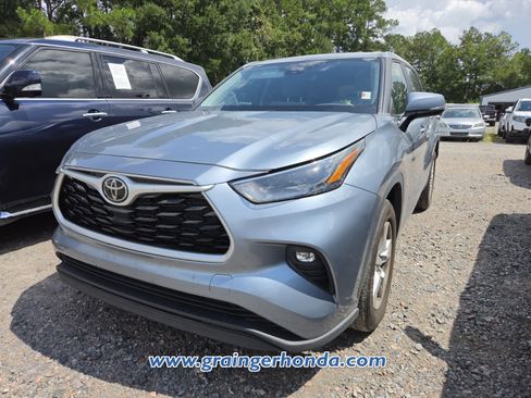 Used 2024 Toyota Highlander LE FWD image 2