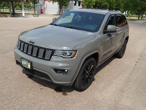 Used 2021 Jeep Grand Cherokee Laredo X AWD/4WD image 9