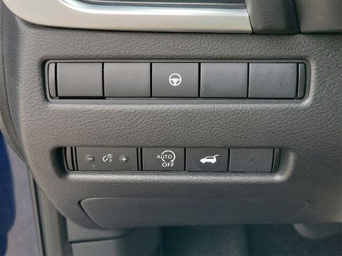 Used 2025 Nissan Rogue SV image 30