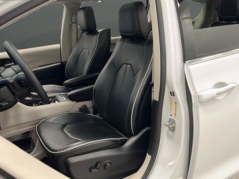 Used 2023 Chrysler Pacifica Limited w/ Uconnect Theater Family Group FWD image 9