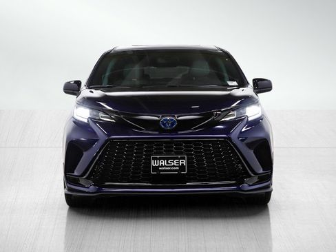 Used 2025 Toyota Sienna XSE image 8