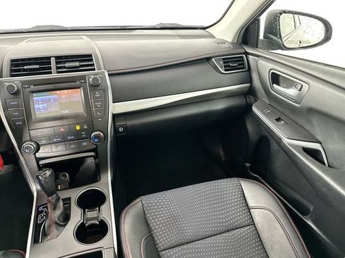 Used 2015 Toyota Camry SE w/ Moonroof Package FWD image 25