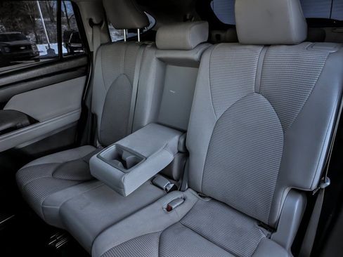 Used 2023 Toyota Highlander LE image 16