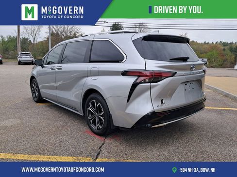 Used 2025 Toyota Sienna Platinum AWD/4WD image 6
