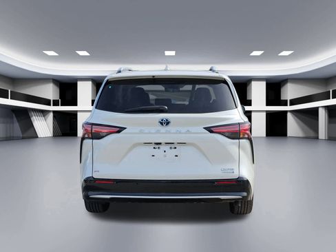 Used 2021 Toyota Sienna Limited image 5