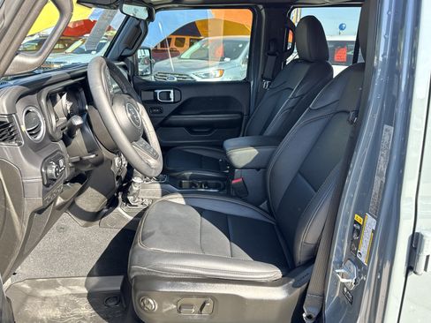 Used 2025 Jeep Gladiator Sport image 16