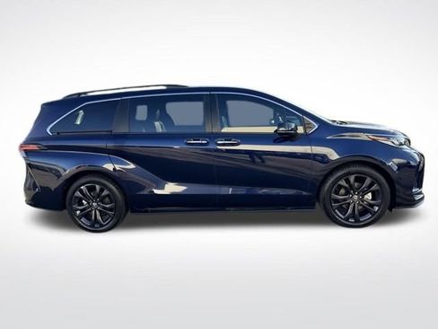 Used 2022 Toyota Sienna XSE image 7